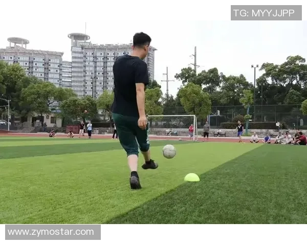 可爱足球毛绒玩偶陪伴你快乐每一天打造温馨家庭氛围的最佳选择